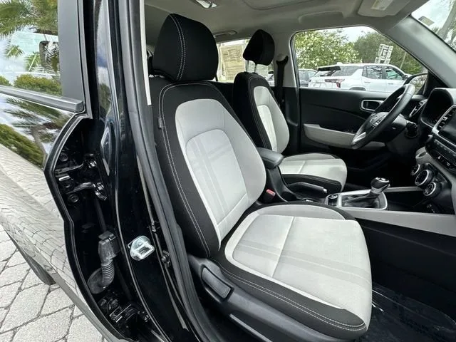 2025 Hyundai Venue SEL photo 29