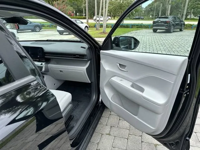 2025 Hyundai Kona SEL photo 23