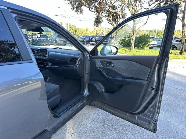 2023 Nissan Rogue SV photo 23