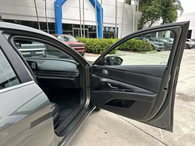 2024 Hyundai Elantra Limited photo 23