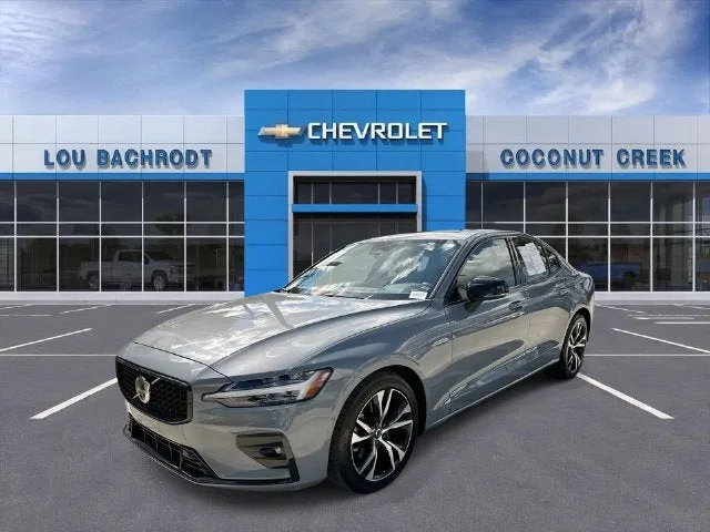 2024 Volvo S60 Plus Dark Theme photo 4