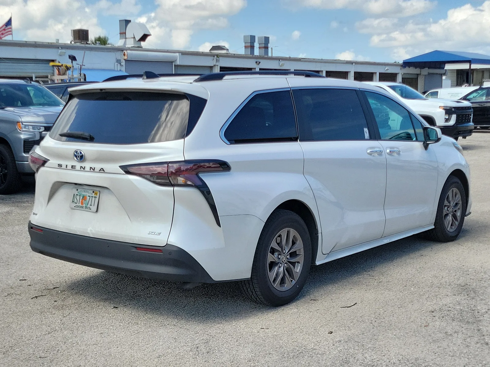 2025 Toyota Sienna XLE photo 5