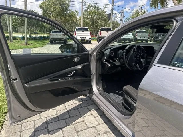 2025 Hyundai Elantra SEL Convenience photo 22