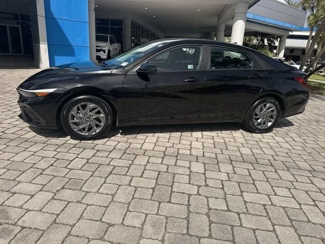 2024 Hyundai Elantra SEL photo 31