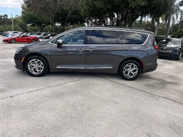 2023 Chrysler Pacifica Limited photo 32