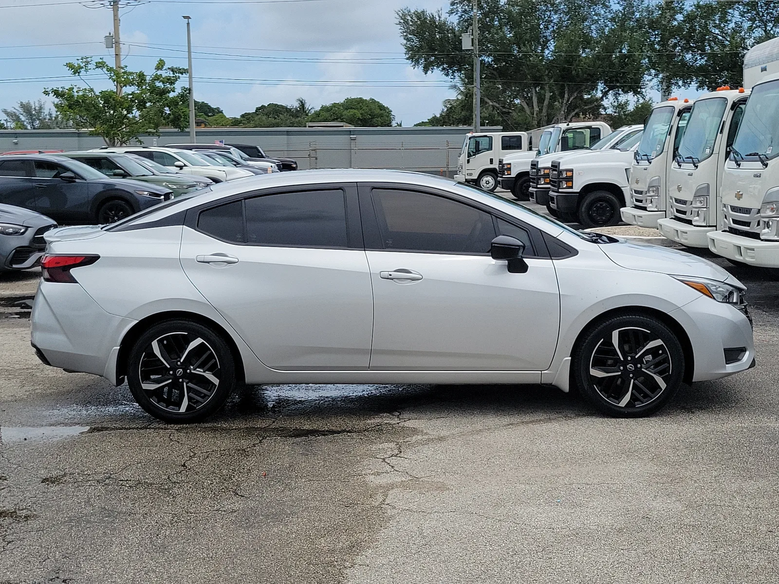 2025 Nissan Versa SR photo 7
