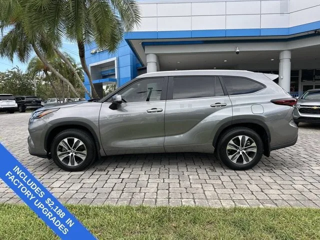 2025 Toyota Highlander LE photo 5