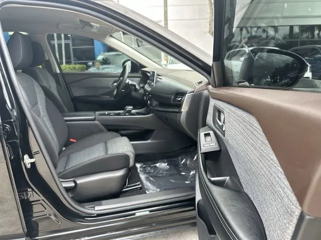 2023 Nissan Rogue SV photo 29