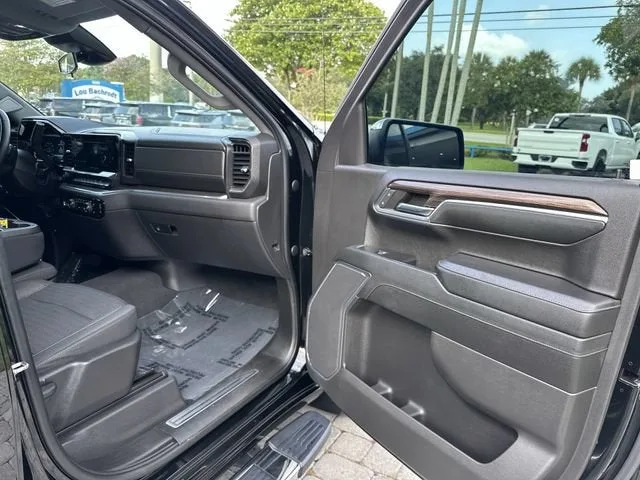 2023 Chevrolet Silverado 1500 LT photo 23