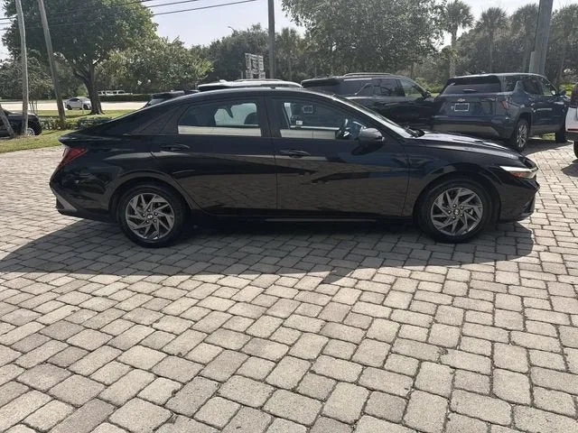 2024 Hyundai Elantra SEL photo 14