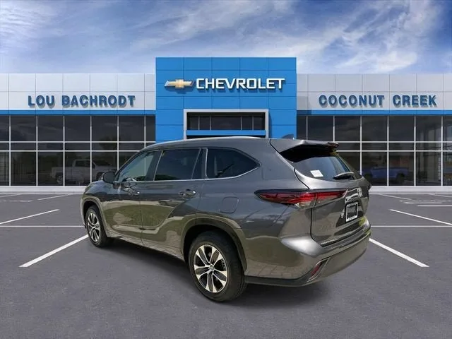 2024 Toyota Highlander LE photo 6