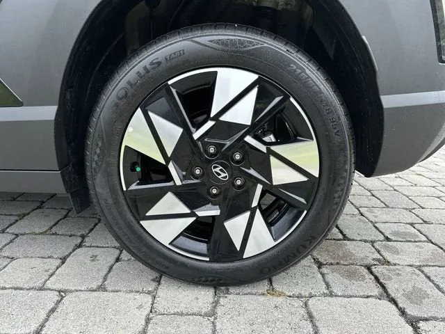 2025 Hyundai Kona SEL photo 11