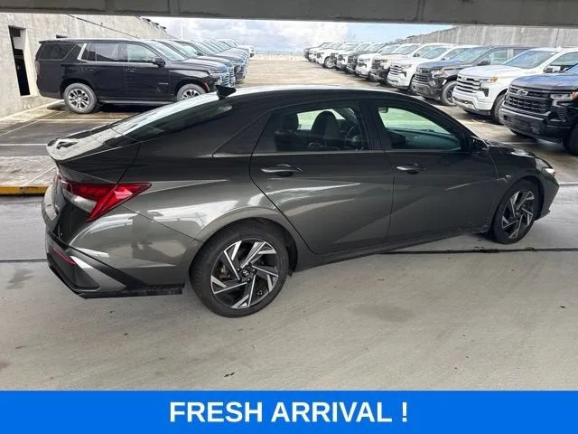 2024 Hyundai Elantra Limited photo 17