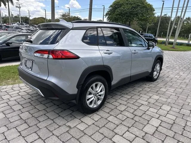 2023 Toyota Corolla Cross LE photo 35