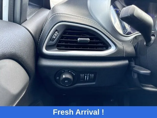 2024 Chrysler Pacifica Touring photo 9