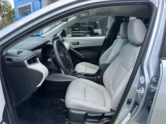 2023 Toyota Corolla Cross LE photo 30
