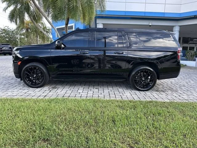 2023 Chevrolet Suburban RST photo 32