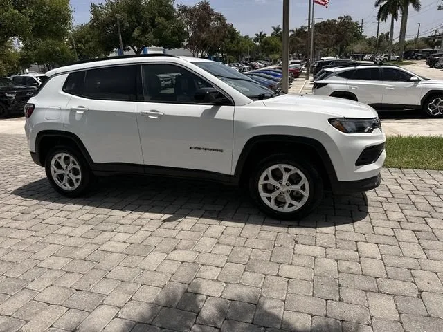 2024 Jeep Compass Latitude photo 15