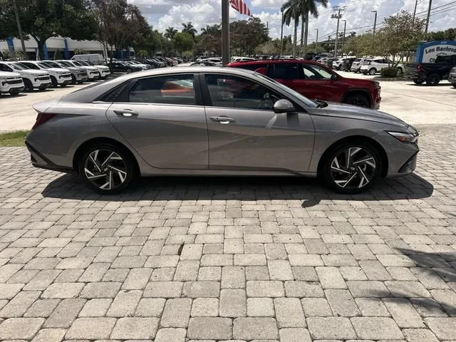 2025 Hyundai Elantra SEL Convenience photo 29