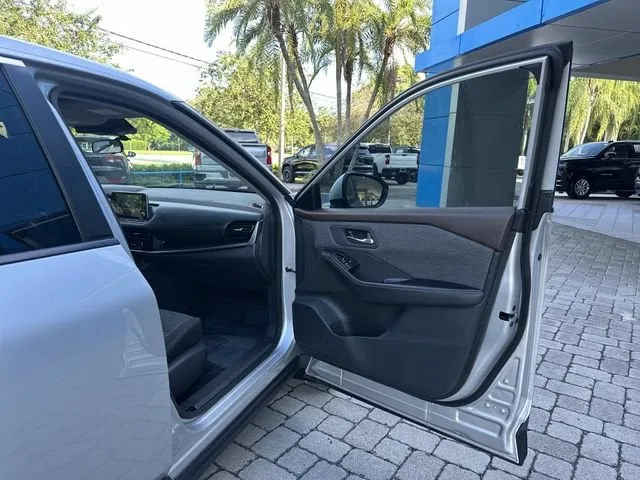 2022 Nissan Rogue SV photo 23