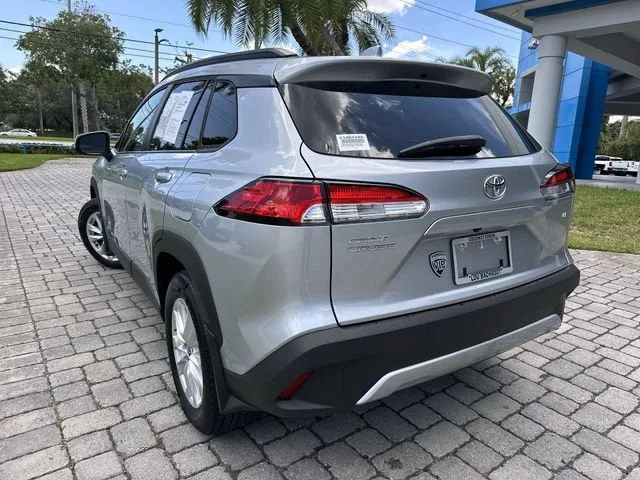 2023 Toyota Corolla Cross LE photo 12