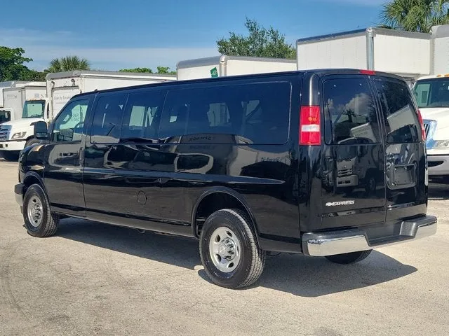 2018 Chevrolet Express Passenger 3500 LT photo 5