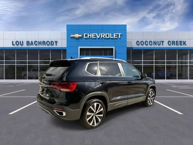 2024 Volkswagen Taos SE photo 8