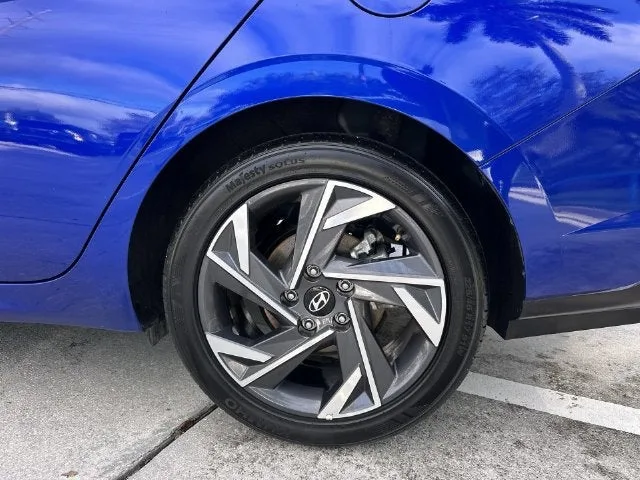 2025 Hyundai Elantra SEL Convenience photo 11