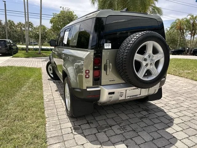 2020 Land Rover Defender HSE photo 12