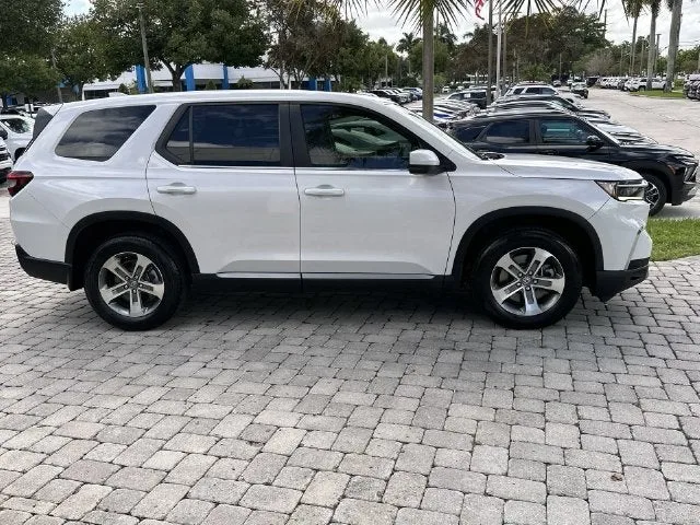 2024 Honda Pilot EX-L 7 Passenger photo 14