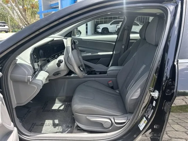 2025 Hyundai Elantra SEL Convenience photo 30