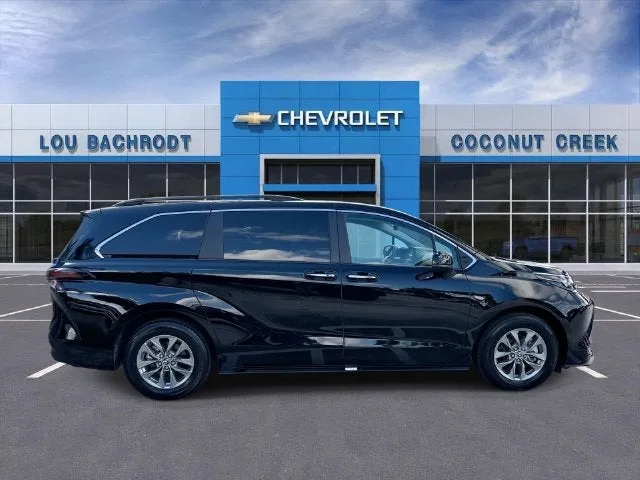 2026 Toyota Sienna XLE photo 9