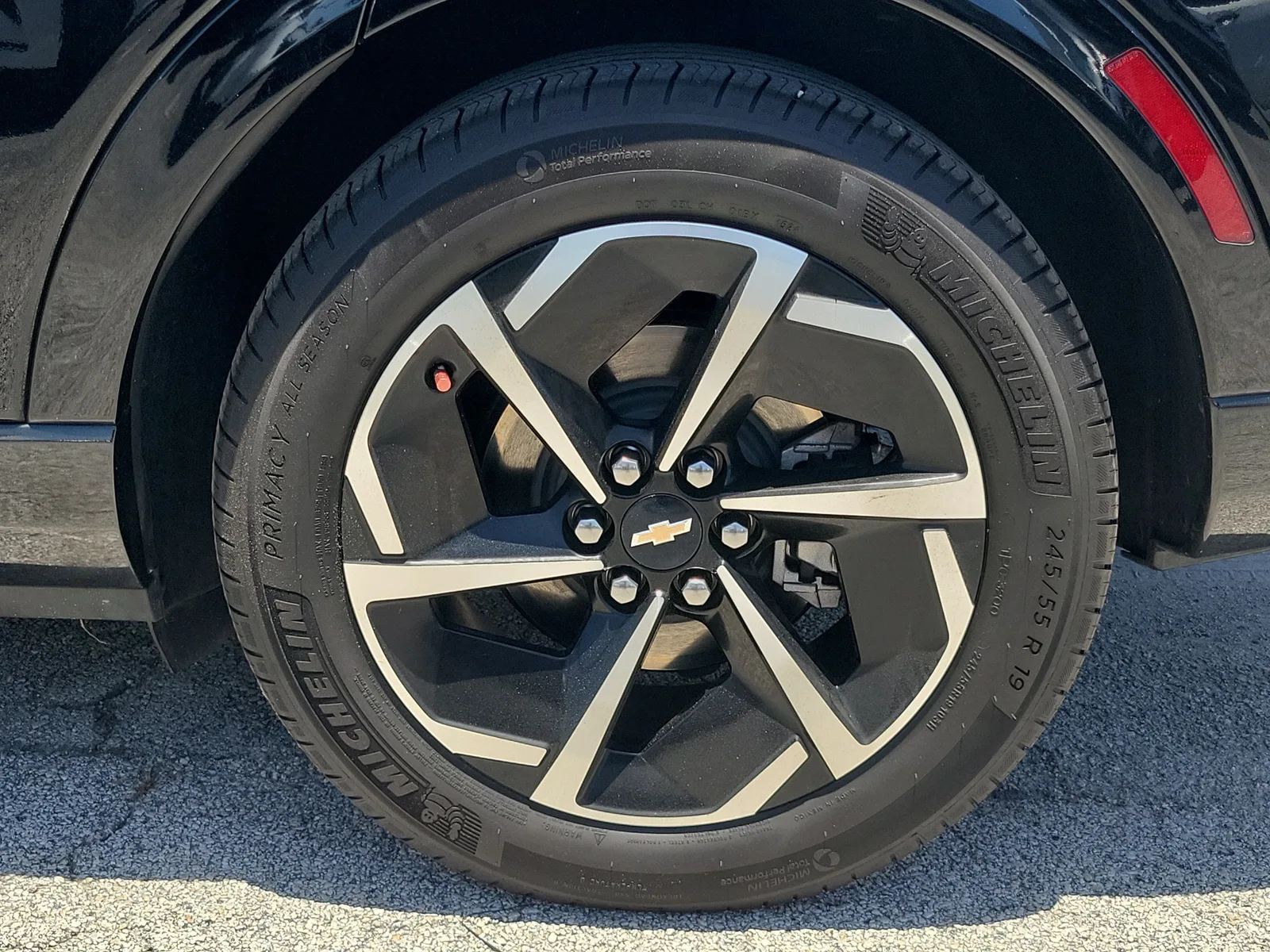 2024 Chevrolet Equinox EV 2LT photo 2