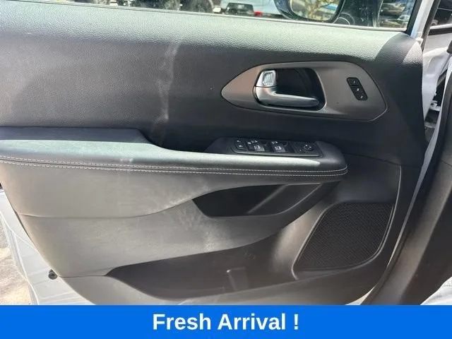 2025 Chrysler Pacifica Select photo 12