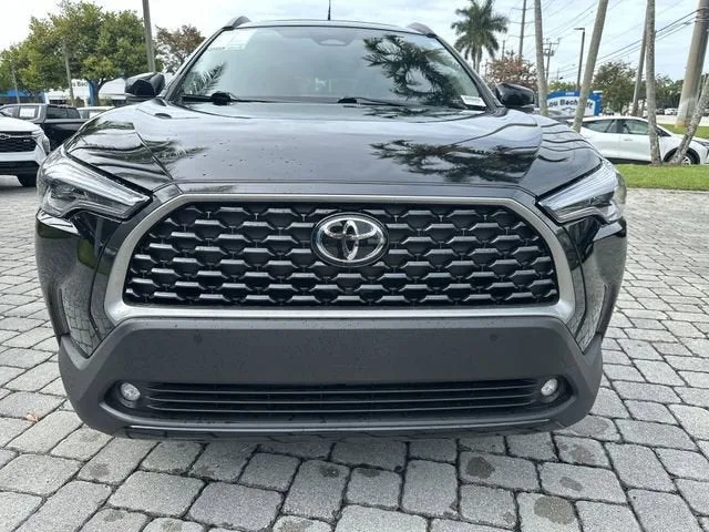 2025 Toyota Corolla Cross XLE photo 19