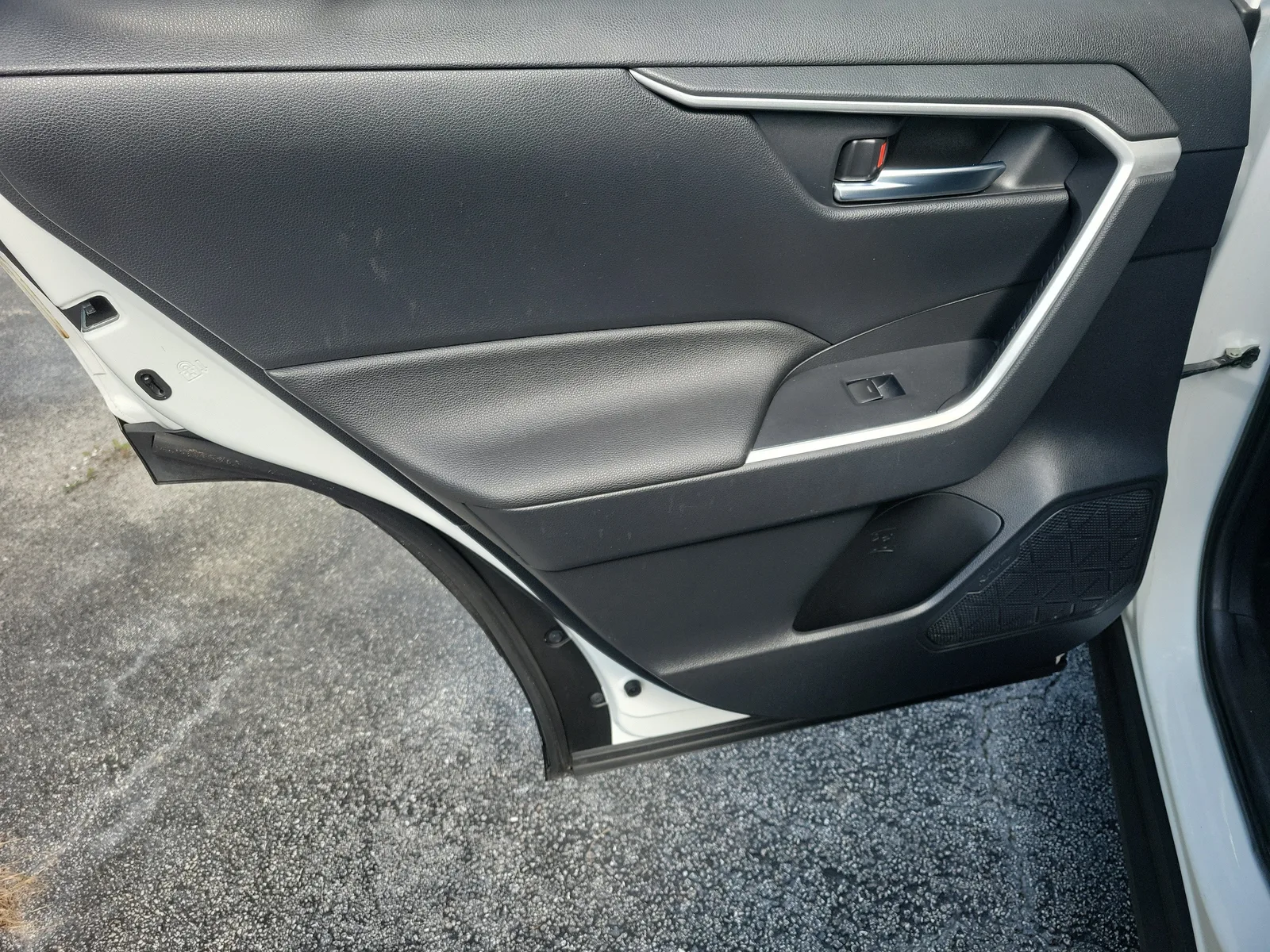 2023 Toyota RAV4 Hybrid XLE photo 17
