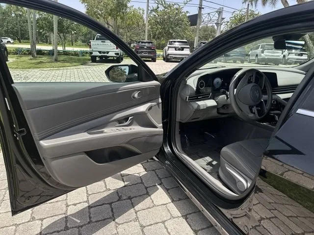 2025 Hyundai Elantra SEL Convenience photo 22