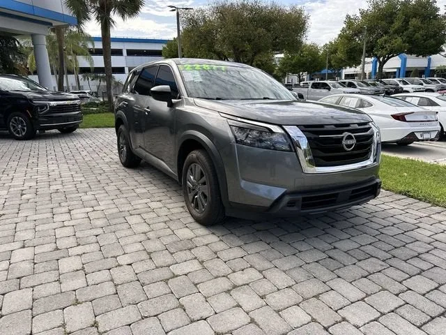 2024 Nissan Pathfinder S photo 16
