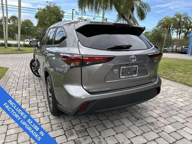 2025 Toyota Highlander LE photo 12