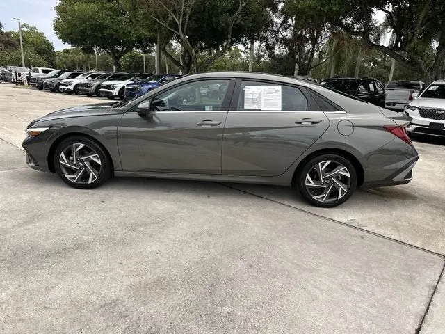 2024 Hyundai Elantra Limited photo 32
