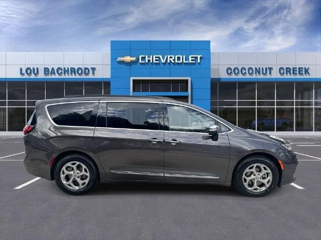 2023 Chrysler Pacifica Limited photo 9