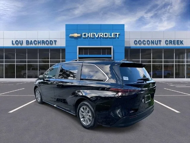 2026 Toyota Sienna XLE photo 6