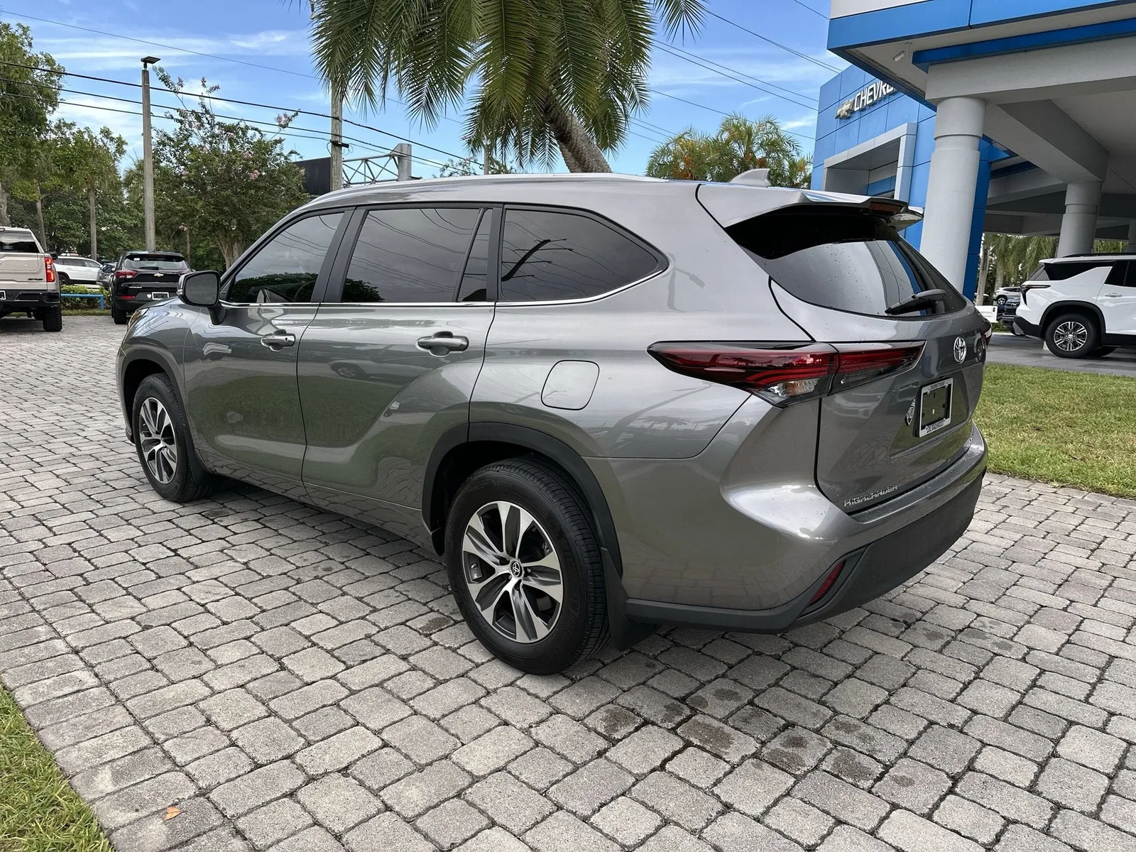 2025 Toyota Highlander LE photo 6