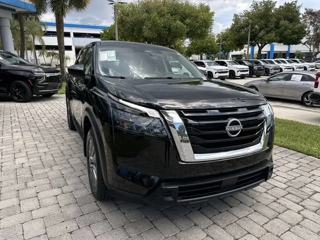 2025 Nissan Pathfinder S photo 17