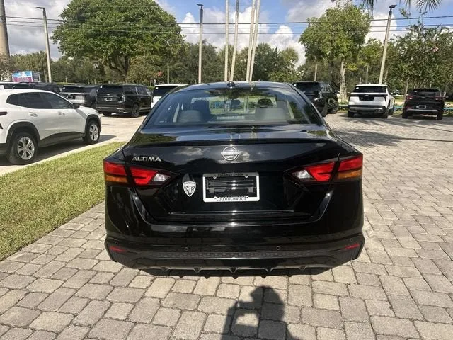 2025 Nissan Altima SV photo 35