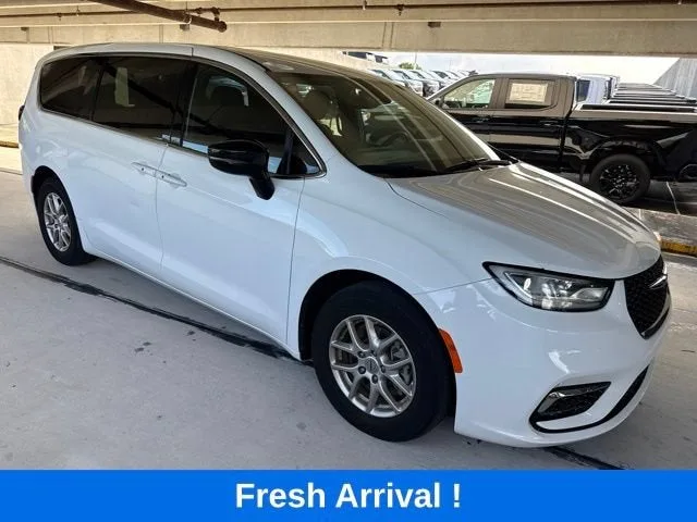 2024 Chrysler Pacifica Touring photo 14