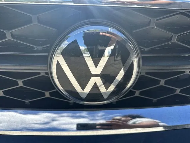 2024 Volkswagen Taos SE photo 2