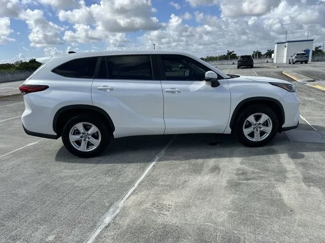 2023 Toyota Highlander L photo 14