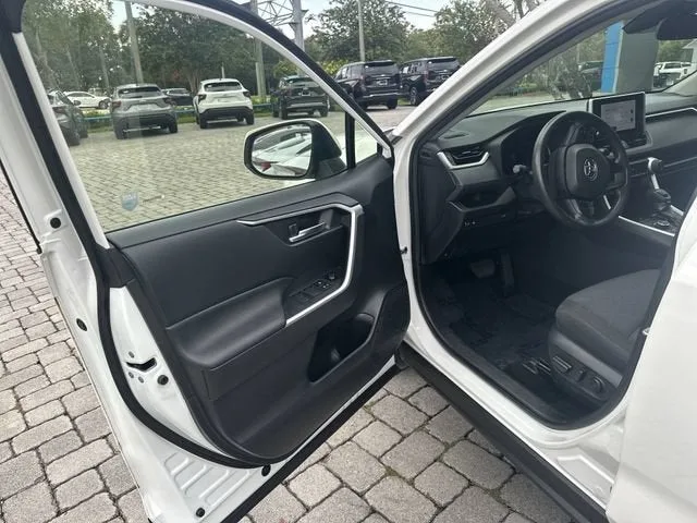 2023 Toyota RAV4 Hybrid XLE photo 22