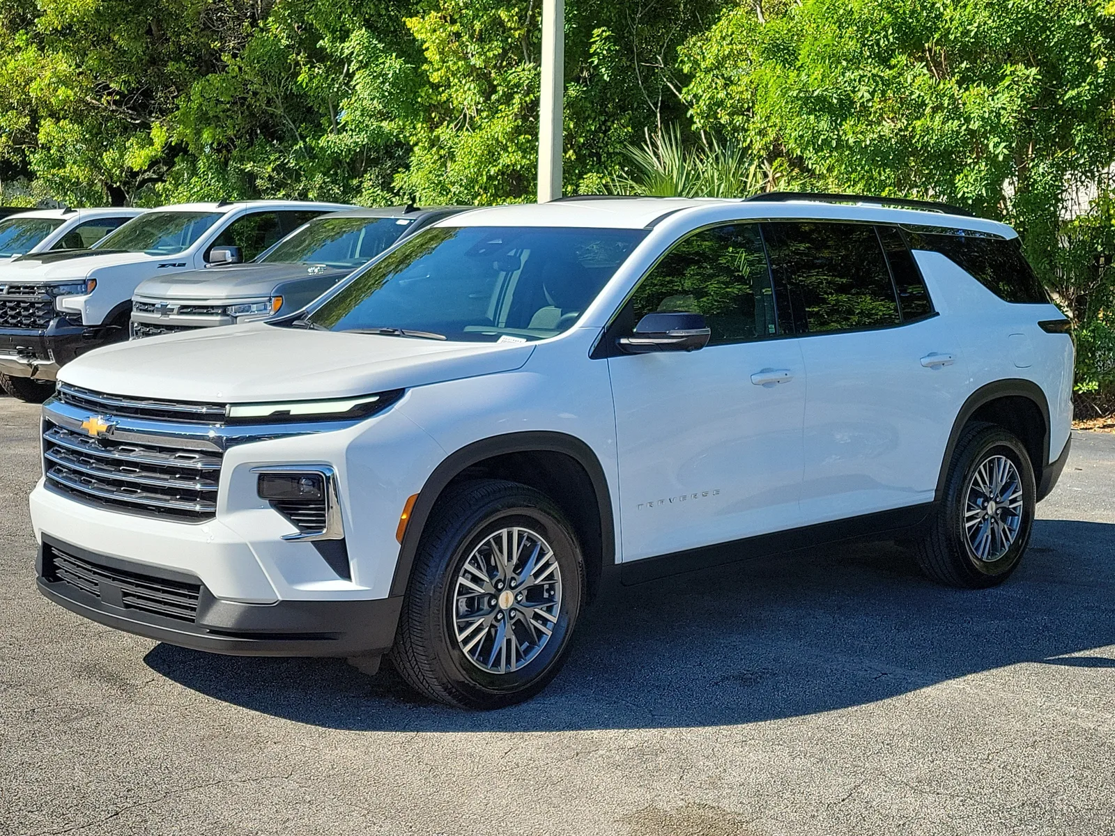 2025 Chevrolet Traverse LT photo 7